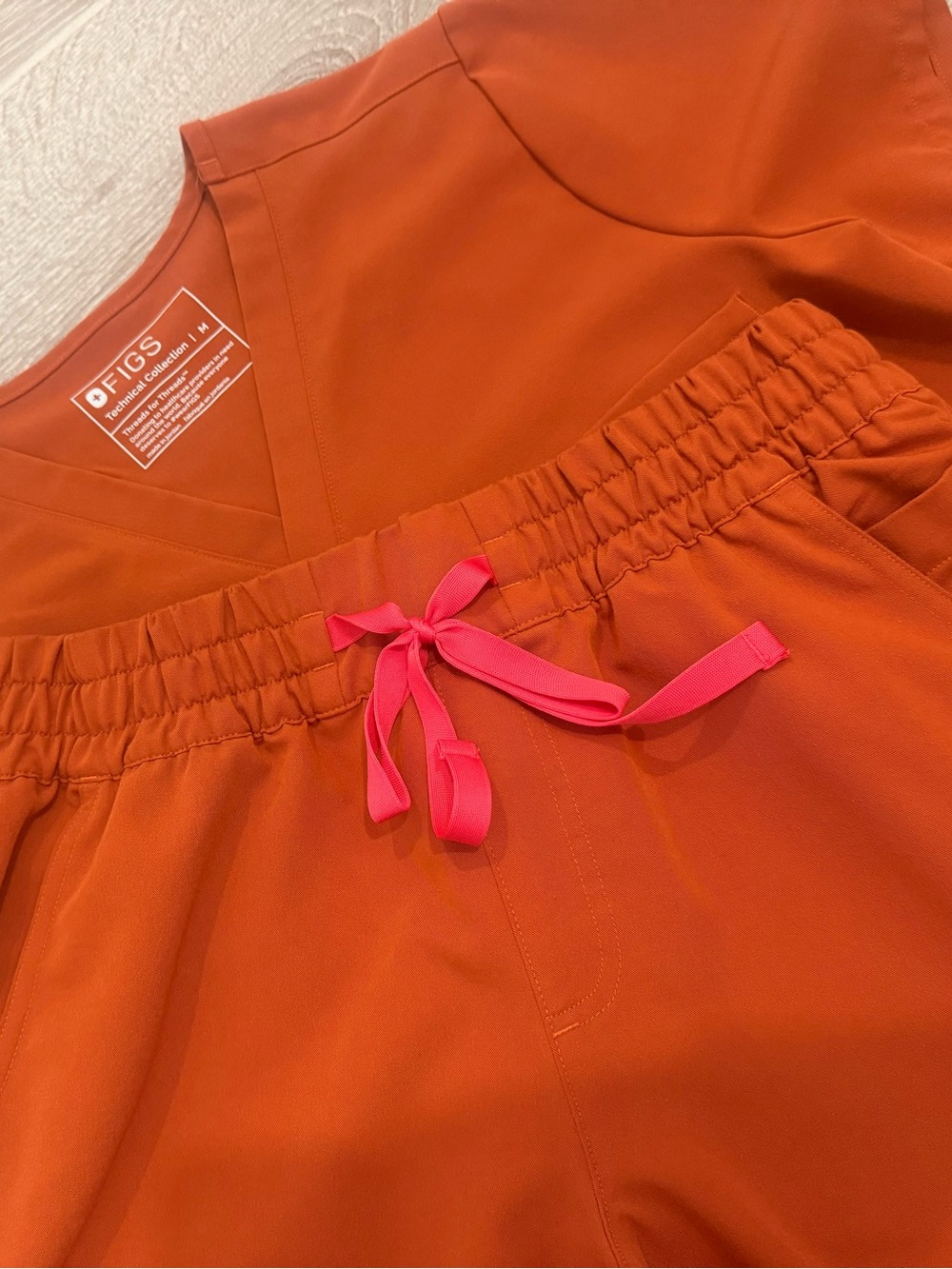 FIGS Women’s Scrub Set — Catarina Top & Zamora Jogger